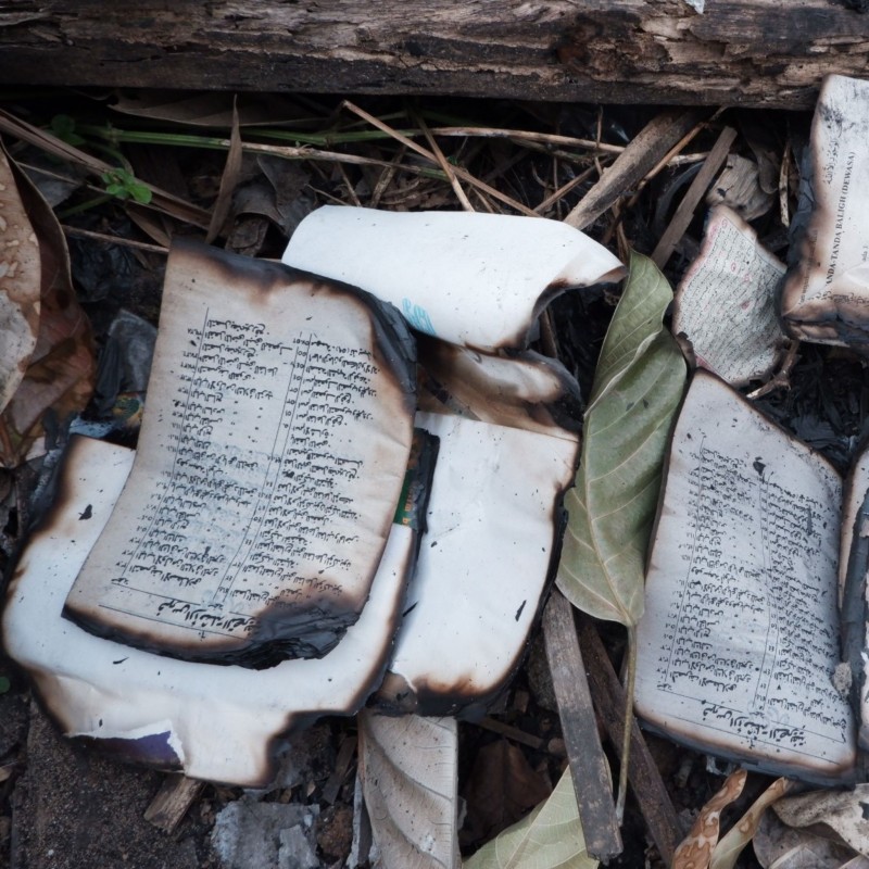 Ganti Al-Qur'an Yang Terbakar dan Rusak Dengan Yang Baru