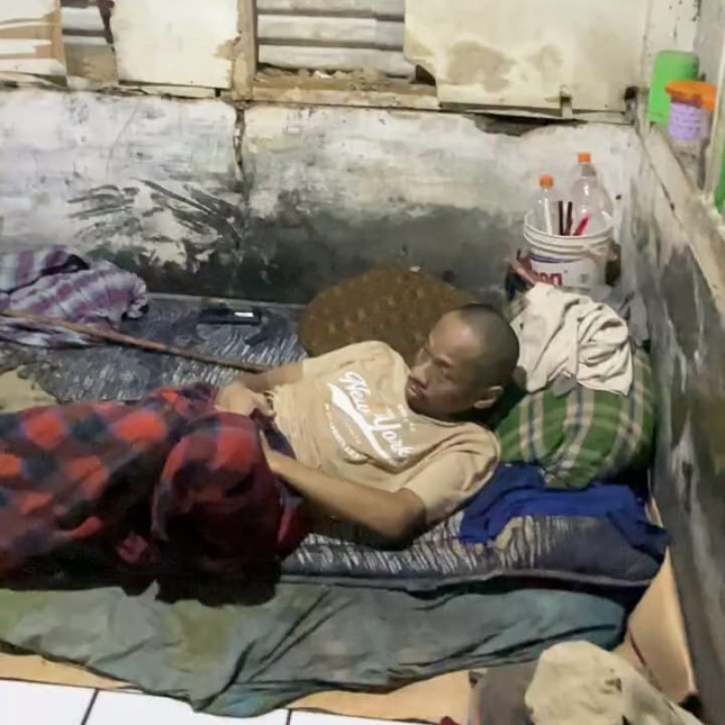 Cacat Seumur Hidup & Tinggal Di Kontrakan Yang Nyaris Runtuh, Bantu Pak Pepen Hidup Layak