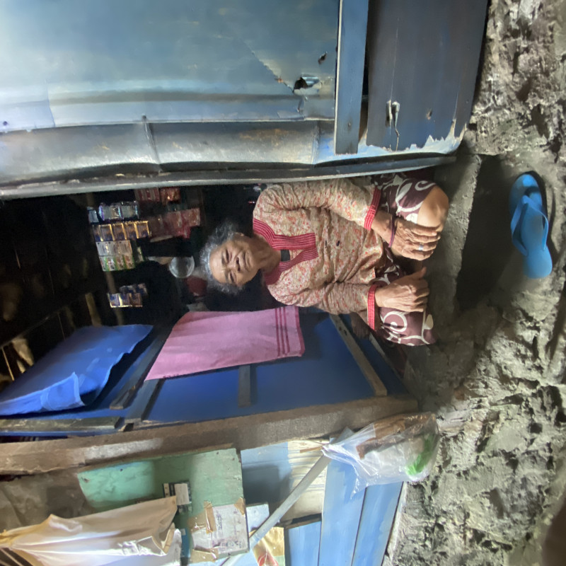 Lansia Sebatangkara Tinggal di Gubuk Petak Rel Kereta