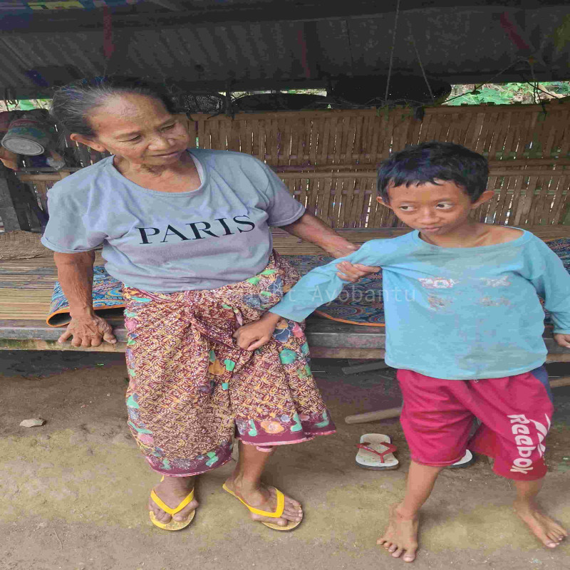Bantu Lansia Rawat Cucu Difabel Seorang Diri