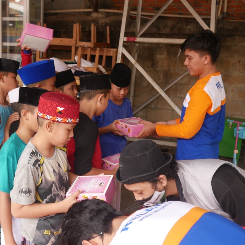 Berbagi Sekarang Tanpa Nanti Untuk Para Santri