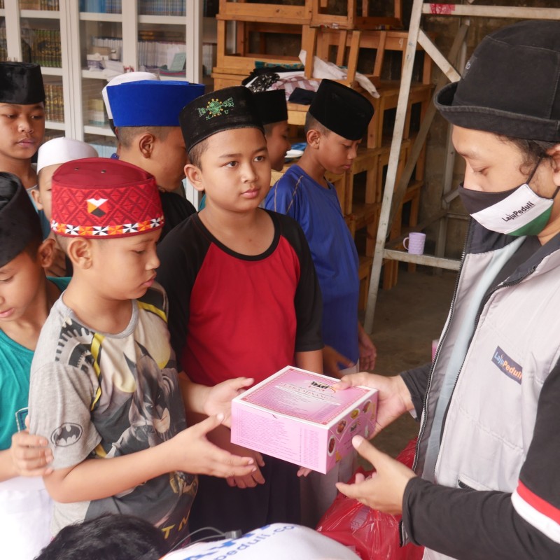 Berbagi Sekarang Tanpa Nanti Untuk Para Santri