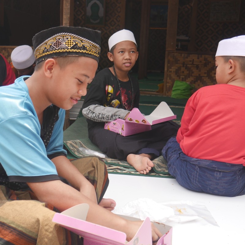 Berbagi Sekarang Tanpa Nanti Untuk Para Santri