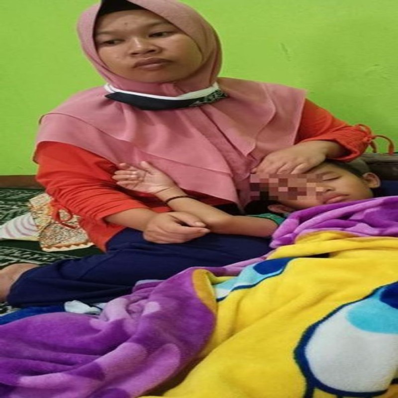 MATA ILYAS HAMPIR KELUAR
