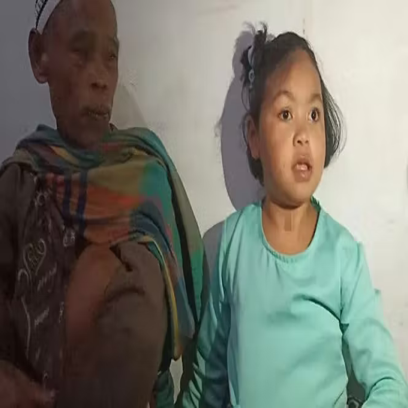 Lendir keluar dari lubang tenggorokan Ameltha