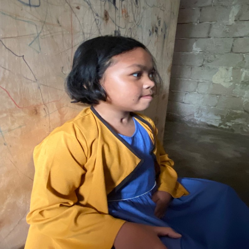 Lendir keluar dari lubang tenggorokan Ameltha