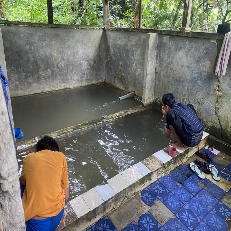 Bantu Pesantren At-Turisin di Pelosok Banten memiliki MCK yang layak untuk para santri