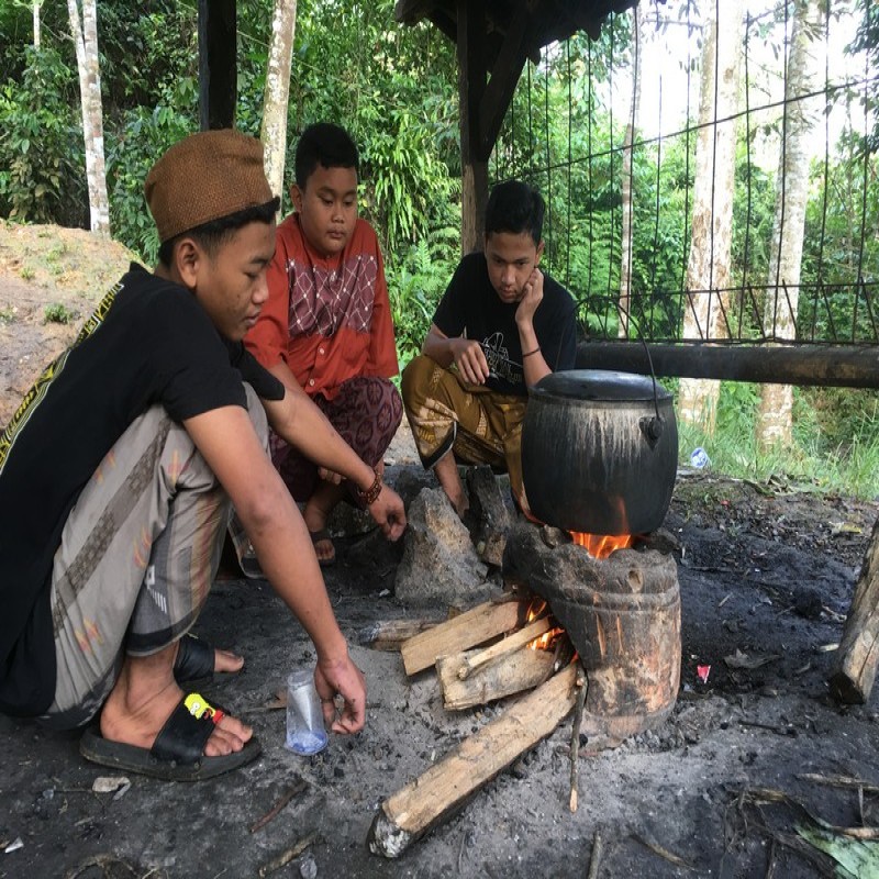 Bantu Pesantren At-Turisin di Pelosok Banten memiliki MCK yang layak untuk para santri