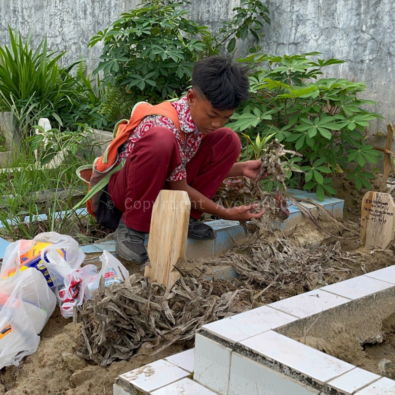 Keliling Jualan, Yatim Piatu Ini Berjuang Cari Nafkah