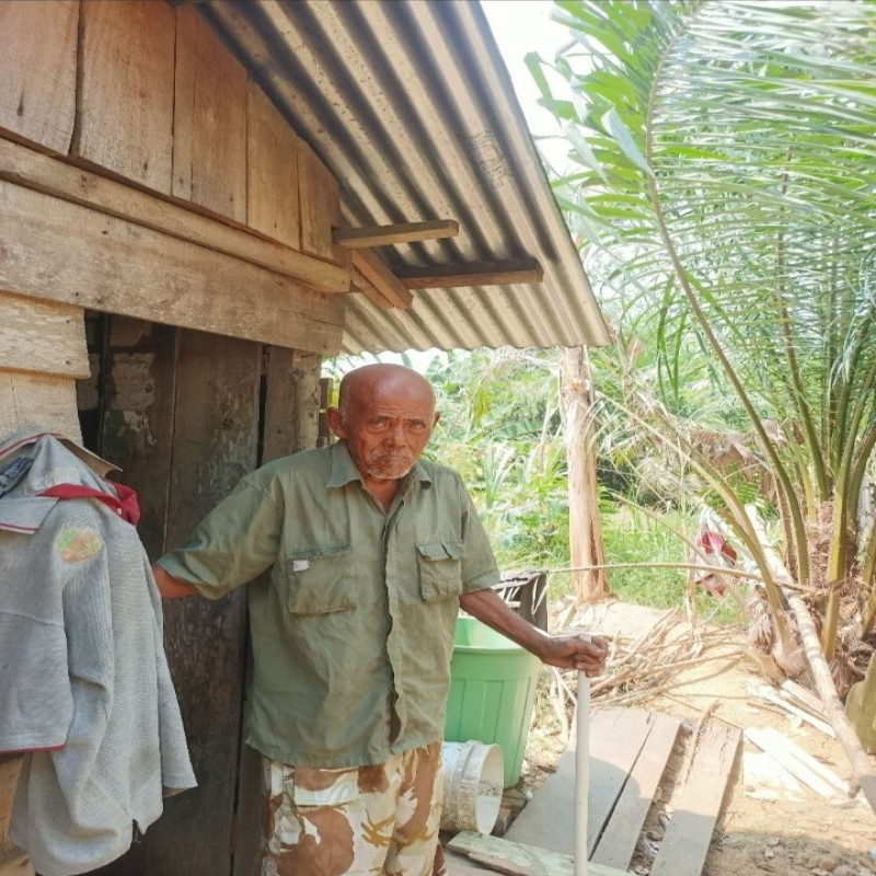 Bersama Kakek Adi, Wujudkan Senyum di Bawah Teriknya Hidup