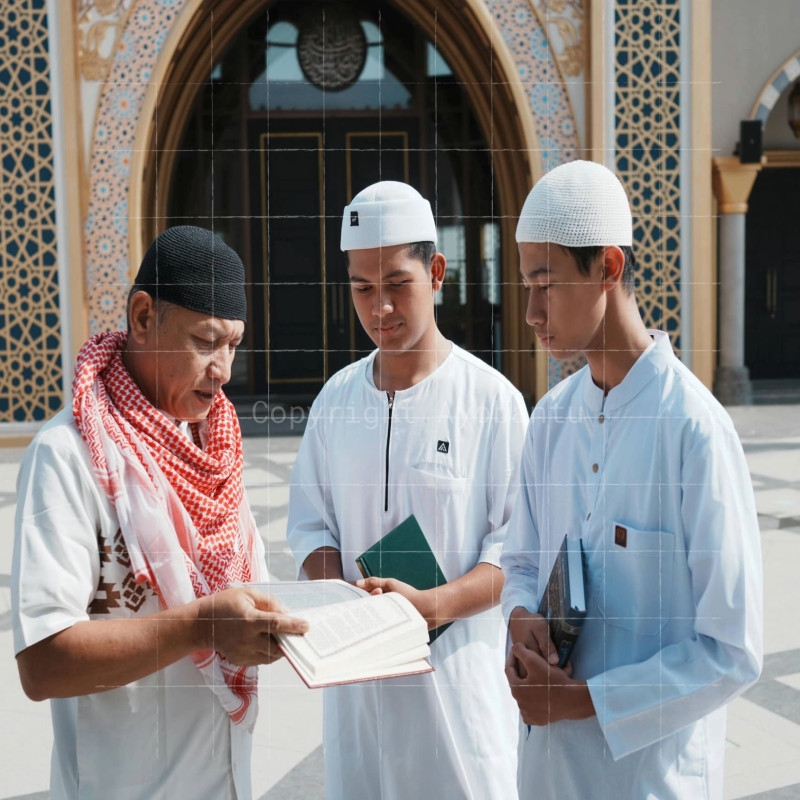 Sedekah Subuh: Bantu Pengobatan Lansia Dhuafa & Santunan Yatim Penghafal Al-Qur'an