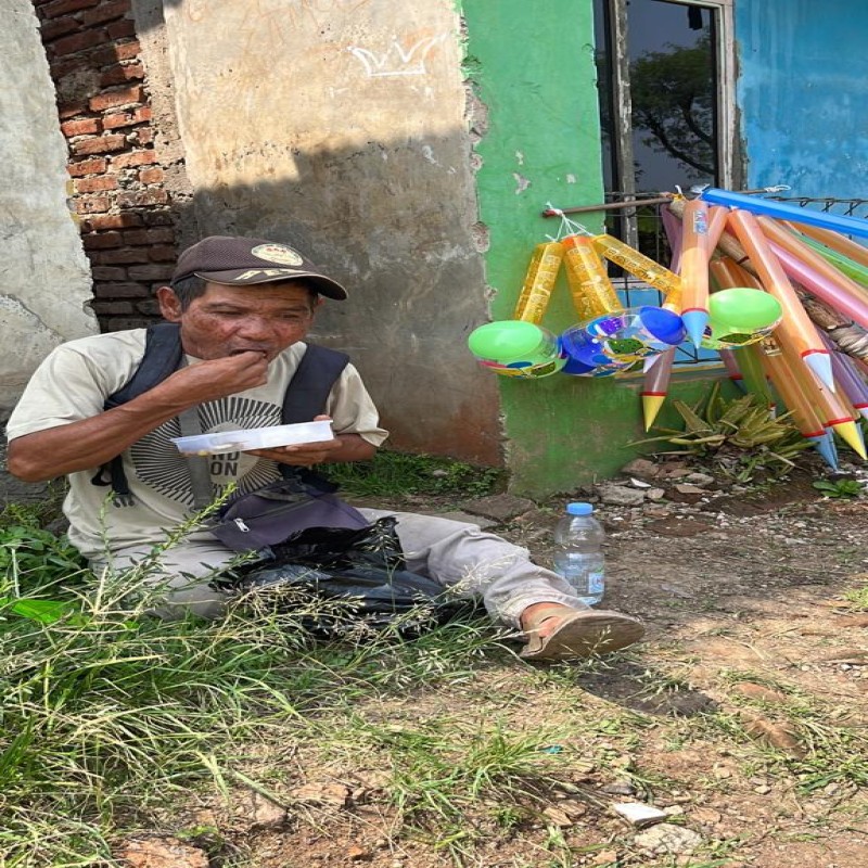 Bantu Wujudkan Mimpi Abah Arun Disabilitas Penjual Balon Memiliki Warung Kelontong