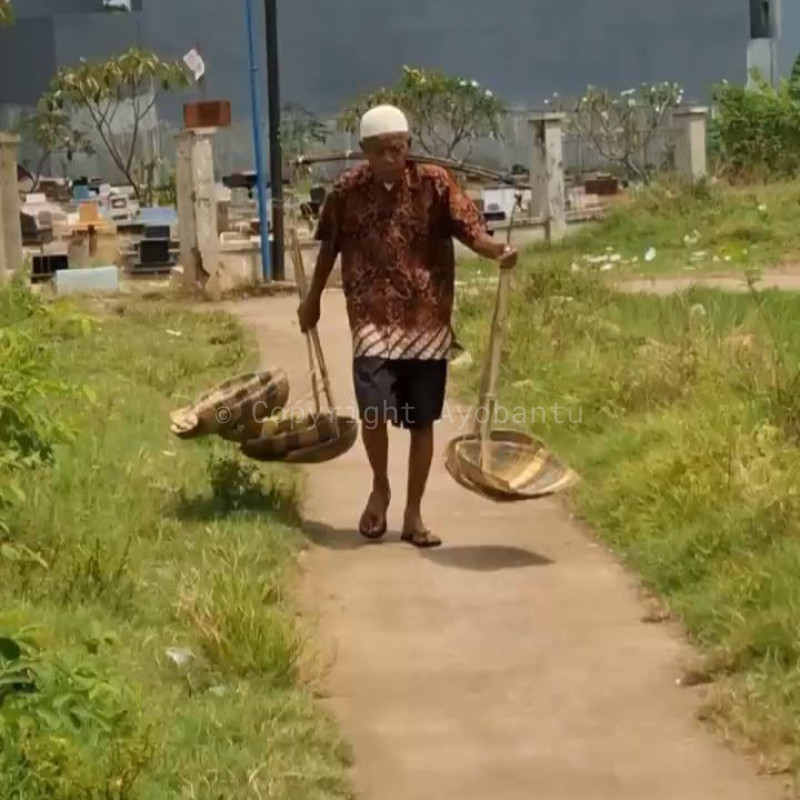 Kisah Pilu Lansia Penjual Pengki Hidupi Sang Istri