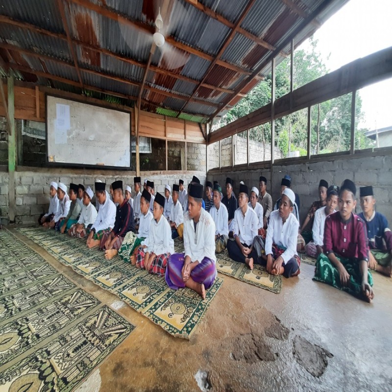 Bangunkan Masjid Layak untuk 160 Orang Santri dan Warga Jujuhan.