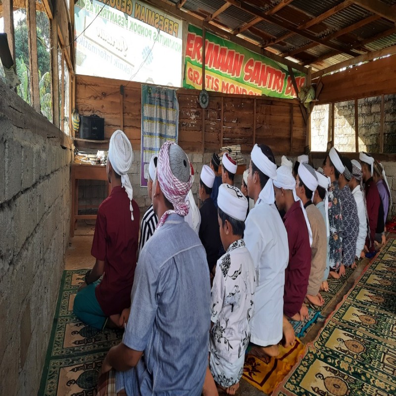 Bangunkan Masjid Layak untuk 160 Orang Santri dan Warga Jujuhan.