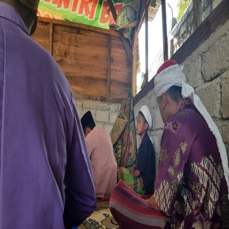 Bangunkan Masjid Layak untuk 160 Orang Santri dan Warga Jujuhan.