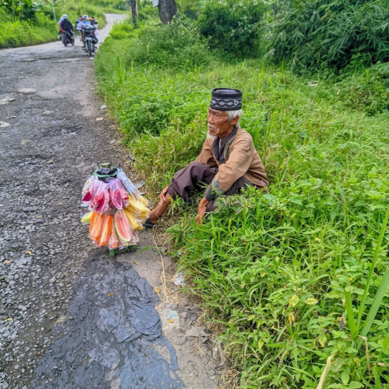 Lansia 68 Tahun Bertahan Hidup Dengan Jual Buah-Buahan Keliling