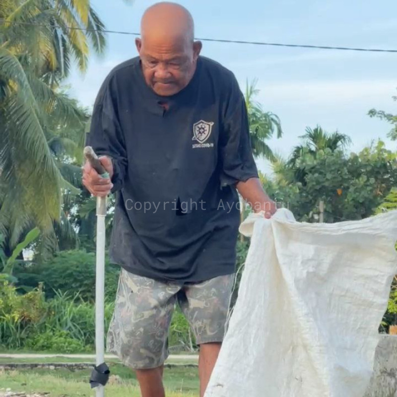 Dengan Tongkat Dan Harapan, Kakek Hasan Tetap Melangkah Demi Sekeping Rupiah