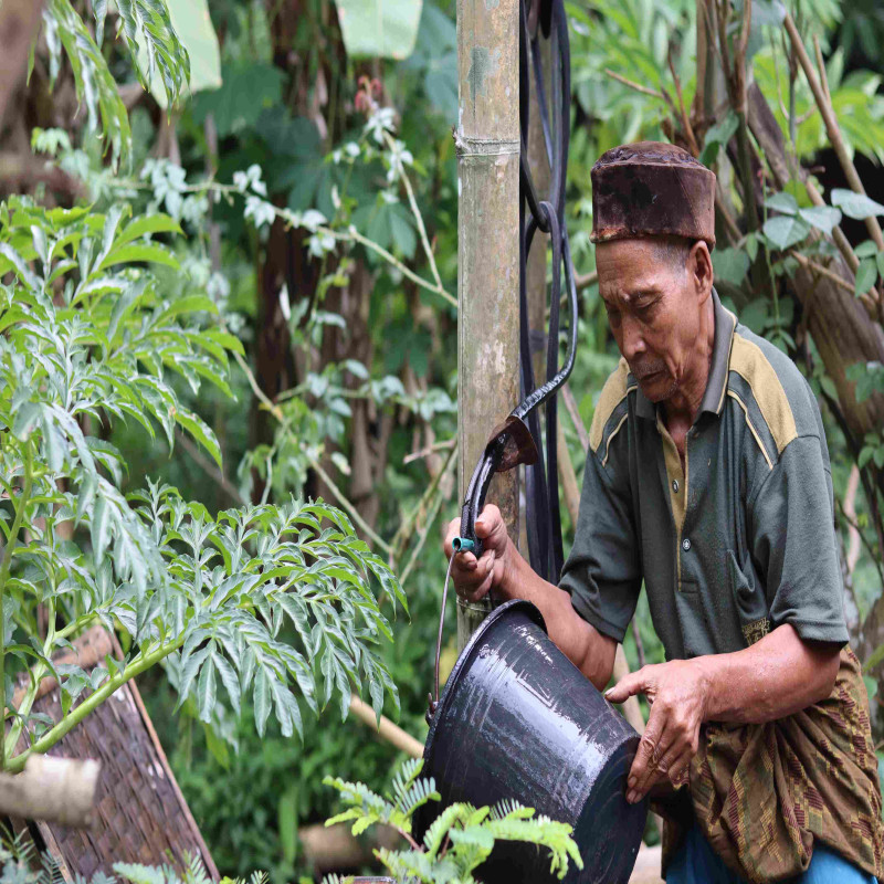 Bantu Mbah Untung Bertahan Hidup di Rumah Reyot