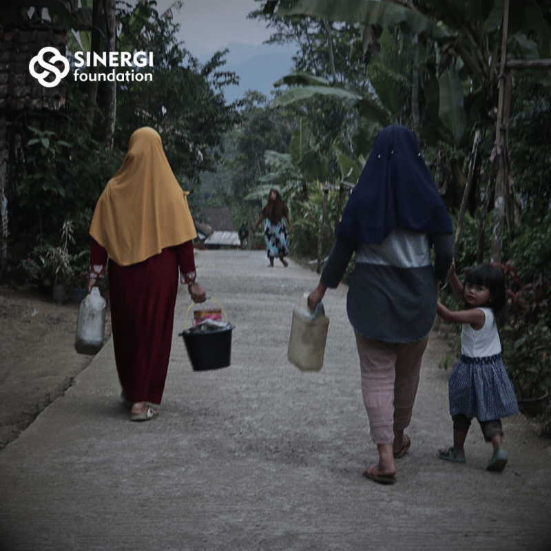 Sumber Air Tak Layak dan Susah Didapat, Bantu Bangun Sumur Bor!