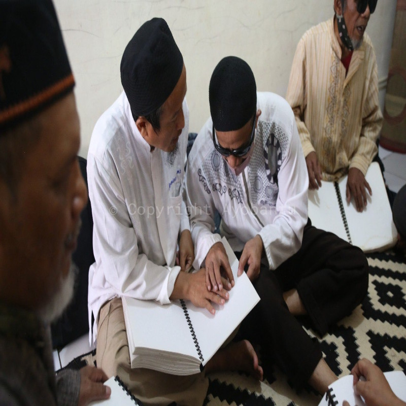 Donasi Qur'an Braille: Hadiah Terbaik untuk Santri Tunanetra