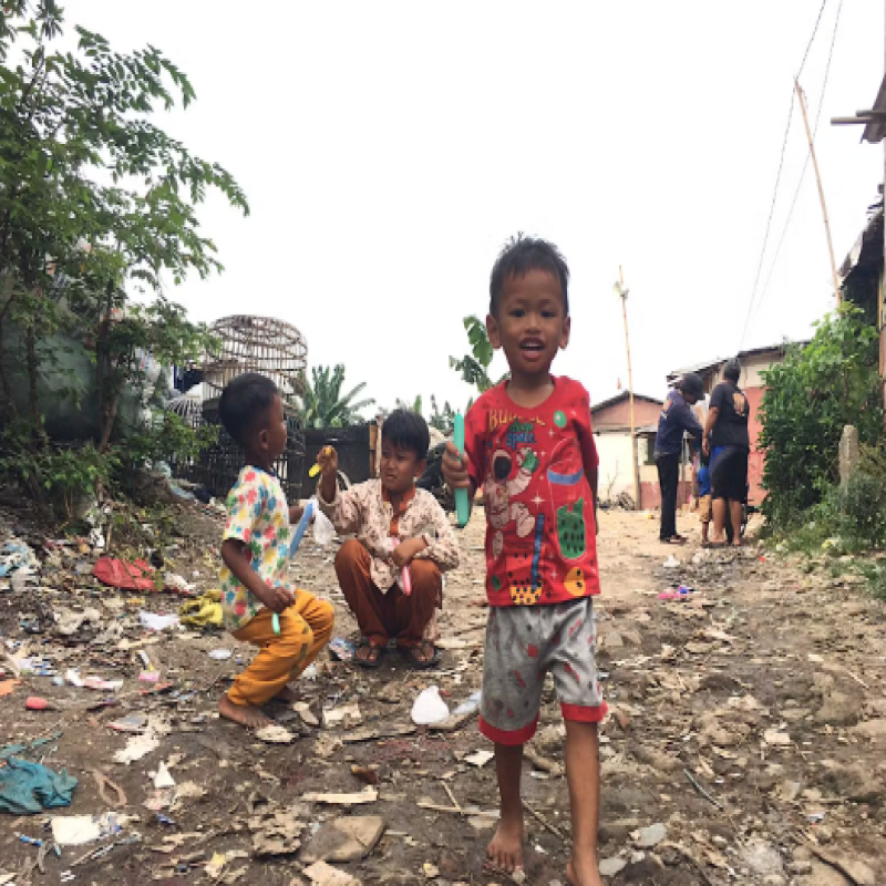 Sedekah Makanan Bergizi Ratusan Anak Kampung Pemulung