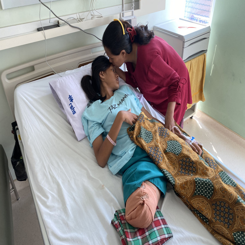 Kaki Diamputasi! Bantu Dini Lawan Kanker Ganas