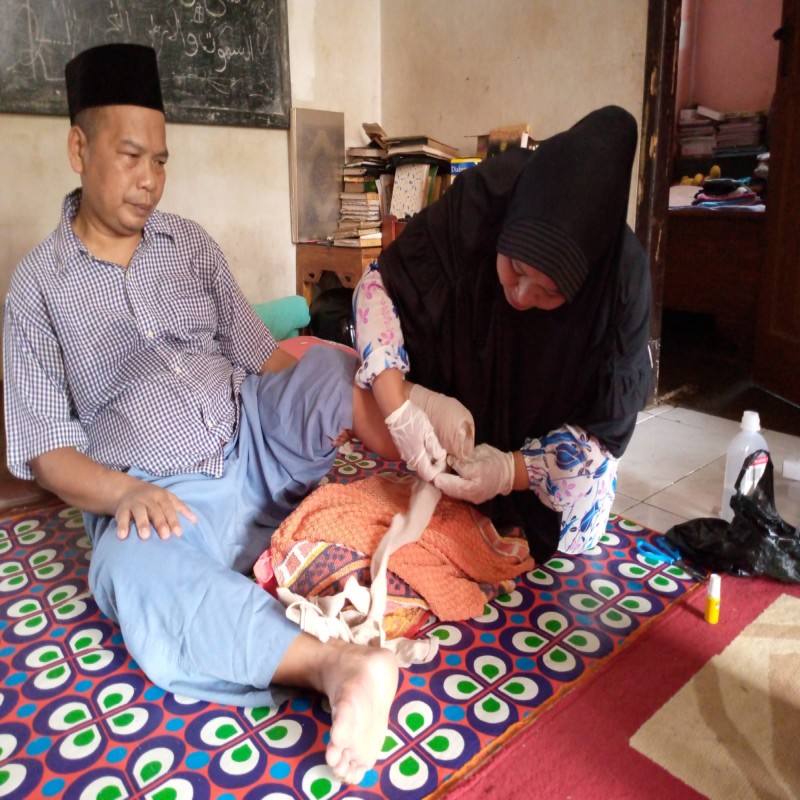 USTADZ ANA MEMBUTUHKAN KAKI PALSU KARENA IDAP (Gangren Pedis dex)