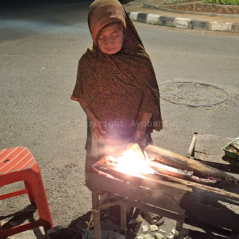Tak Punya Rumah! Emak Ikah Berjung Hidupi Sang Cucu Seorang Diri