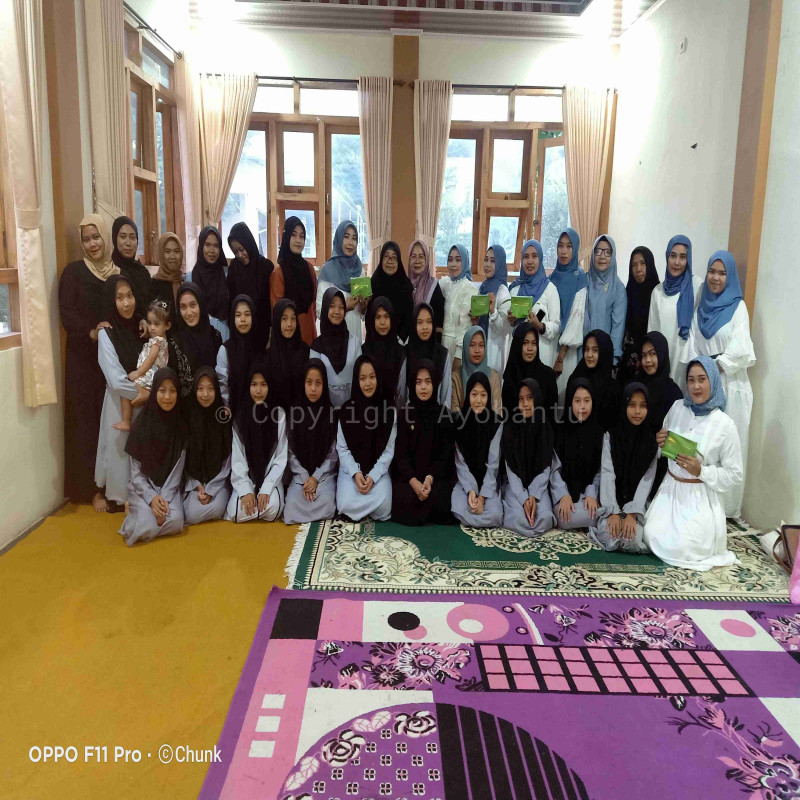 Berbagi Bingkisan Lebaran Untuk Anak Yatim dan Dhuafa