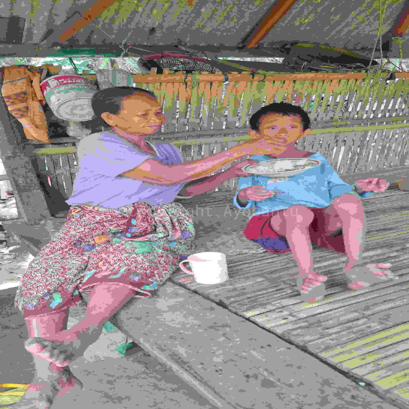 Bantu Lansia Rawat Cucu Difabel Seorang Diri