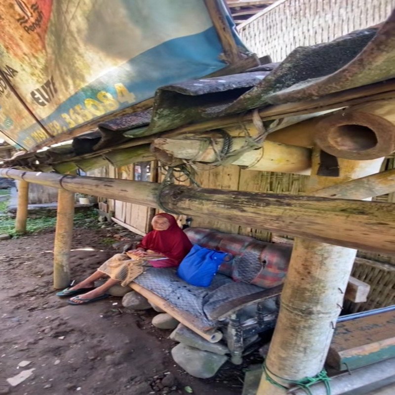 Sembako Nenek Sebatang Kara