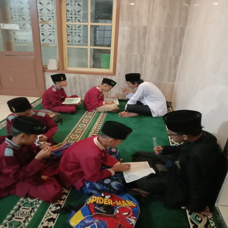 Darurat! Bantu Penuhi AlQuran Santri sudah tidak Layak pakai