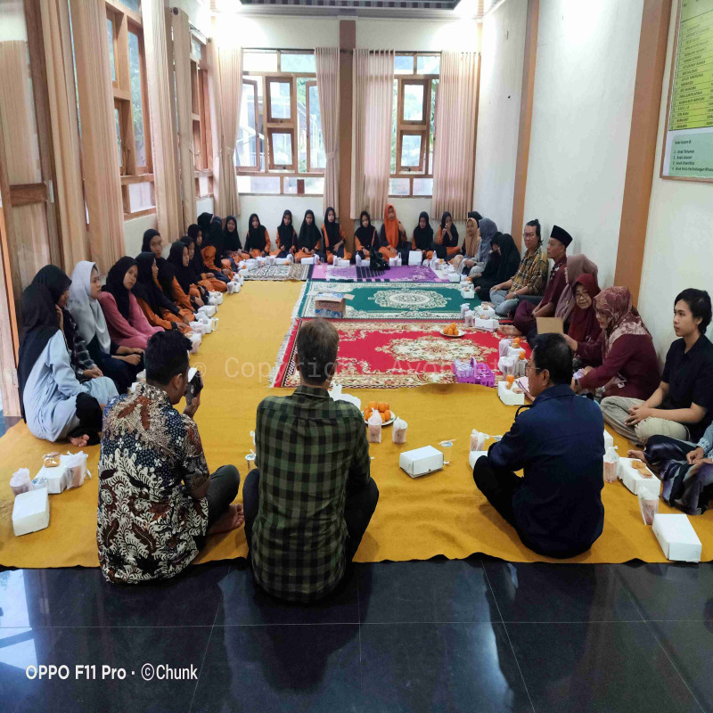 Berbagi Bingkisan Lebaran Untuk Anak Yatim dan Dhuafa