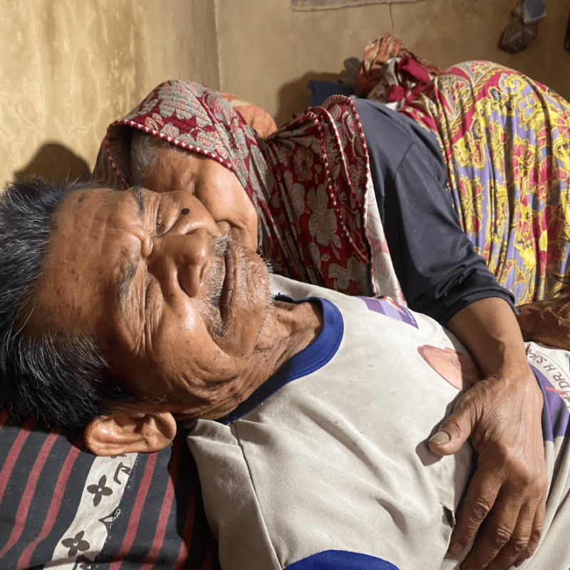 Sebungkus Kerupuk Harapan Hidup Nenek Bungkuk
