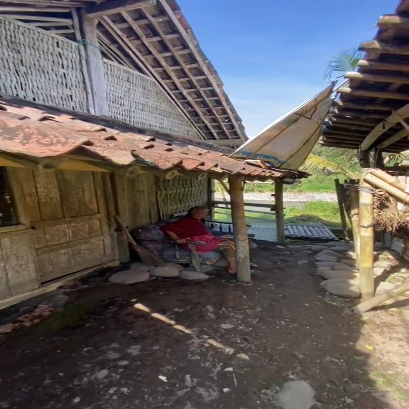 Sembako Nenek Sebatang Kara