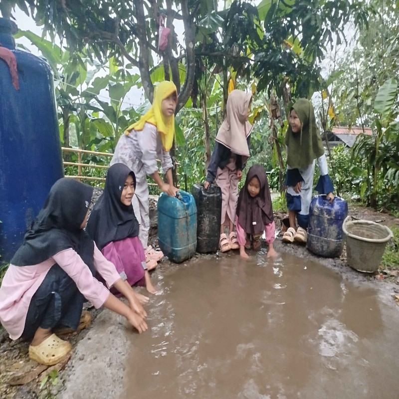 Wakaf air 35 anak yatim piatu berwudhu menggunakan air kotor