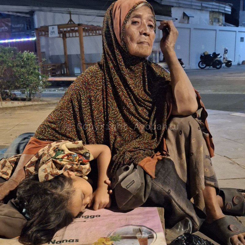 Tak Punya Rumah! Emak Ikah Berjung Hidupi Sang Cucu Seorang Diri