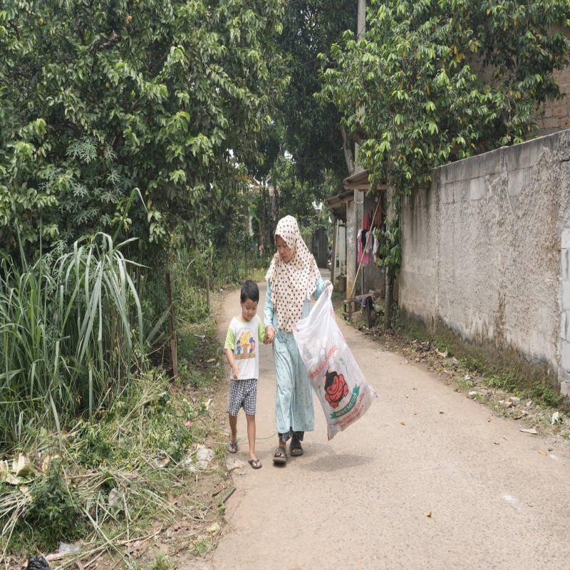 Perjuangan Ibu Tunggal Jadi Pemulung Demi 2 Anak Yatim