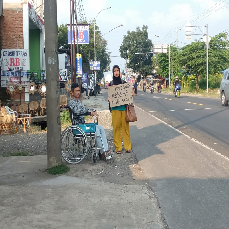 Sumsum tulang Belakang rusak, Bu Ari mencari tumpangan demi mendapatkan darah untuk sang suami.