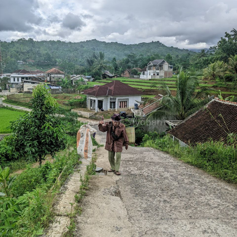 Pendapatan Hanya 10 Ribu, Abah Empud Tetap Berjualan Meski Kaki Sakit