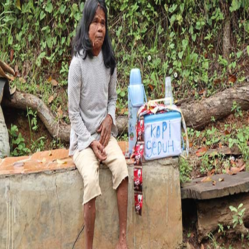 Tak Ingin Mengemis, Emak Jual Kopi Kelilling dengan Menahan Lapar dan Sakit!!!