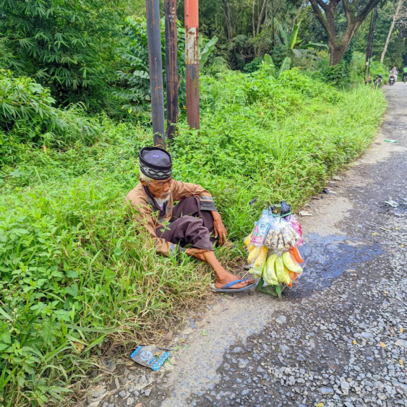 Lansia 68 Tahun Bertahan Hidup Dengan Jual Buah-Buahan Keliling