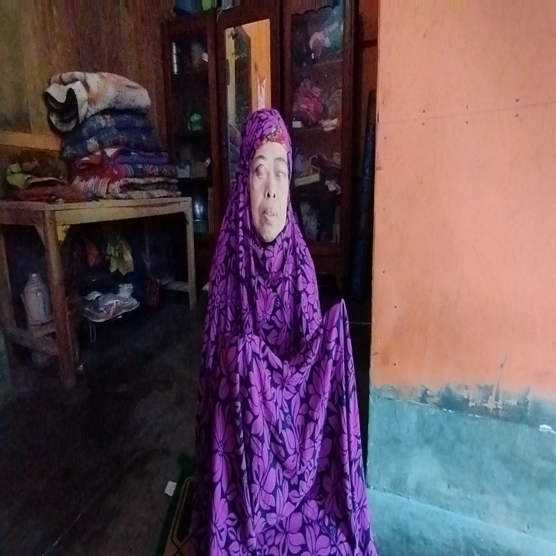 Bola Mata Ibu Sariah Hampir Keluar