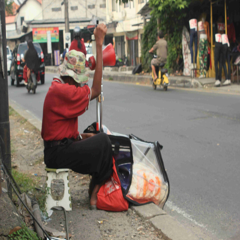 Tolong! Kakek Usman Difabel Penjual Krupuk