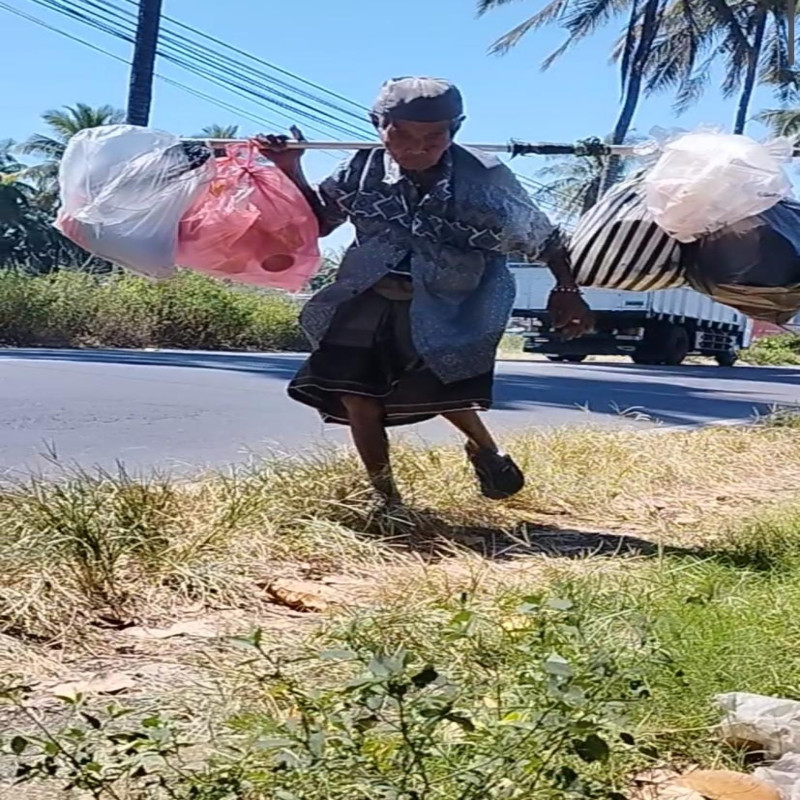 Kakek Suud Berjuang Mencari Nafkah Untuk Bertahan Hidup