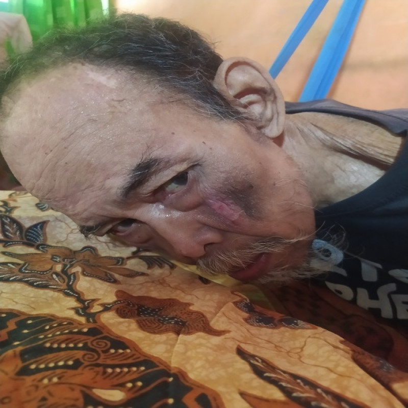 Temani Perjuangan Mak Yati Merawat Lansia Stroke