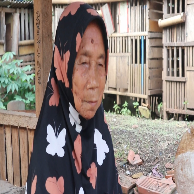 Tangan Begetar, Mak Itoh Berusaha Bertahan Hidup dengan Memulung