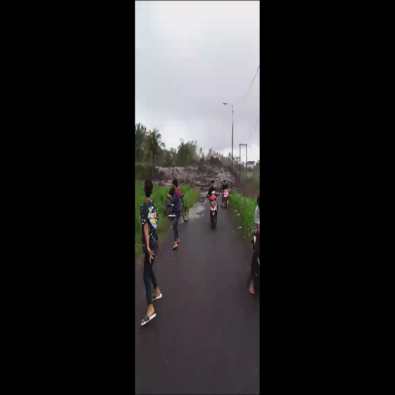 Darurat! Longsor Akibat Hujan Ekstrem Lumpuhkan Lumajang!