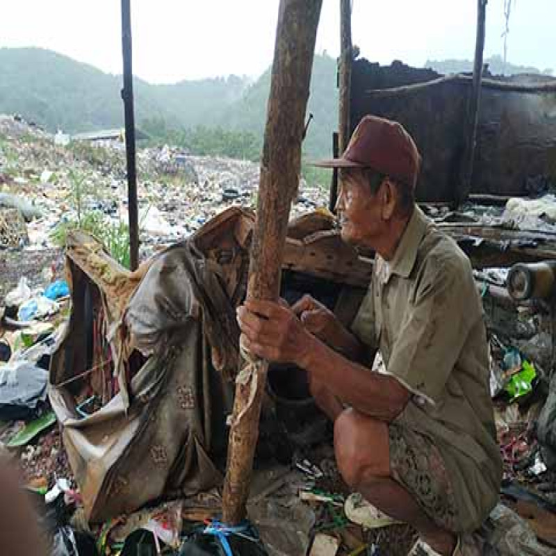 Sampah Plastik Penyambung Hidup Lansia Pejuang Nafkah